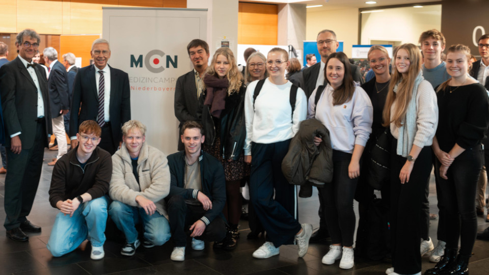 Präsident Prof. Dr. Udo Hebel (2. v. li.) und Vizepräsident Prof. Dr. Ernst Tamm (li.) gemeinsam mit Studierenden der ersten Kohorte des Studiengangs "Medizin Niederbayern (MCN)" bei der Begrüßung der Studierenden im Foyer des Vielberth-Gebäudes.