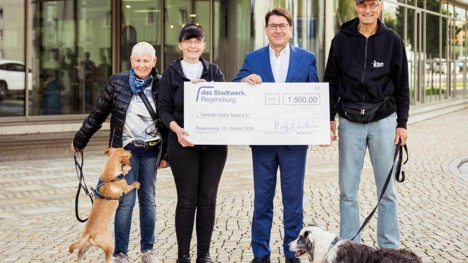 Manfred Koller, Geschäftsführer von das Stadtwerk.Regensburg (Mitte rechts) übergab den Spendenscheck vom Hundeschwimmen 2024 an Doris Geißinger, Vereinsvorsitzende der Tierhilfe Hohe Tatra e.V. (Mitte links), und die Vereinsmitglieder Jutta Graf (links) und Anton Fisch (rechts).