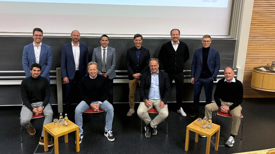 Dr. Dominik Szymski, PD Dr. Stephan Gerling, Dr. Christoph Kern, Prof. Dr. Dr. Volker Alt, Prof. Dr. Werner Krutsch und Dr. Lorenz Huber. Vordere Reihe v.li.: Oliver Hein, Klaus Eder, Prof. Dr. Peter Angele und Hans Dorfner