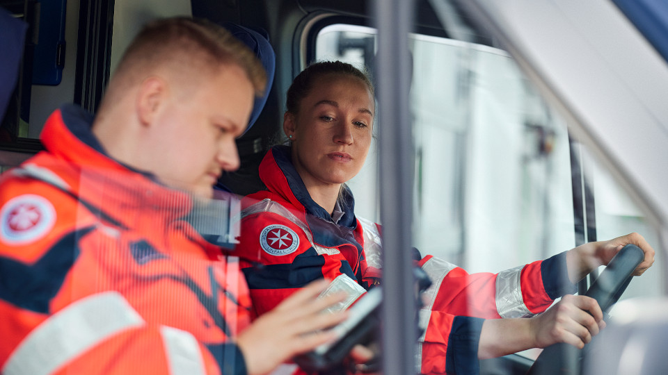 Sanitäter nehmen einen Anruf entgegen