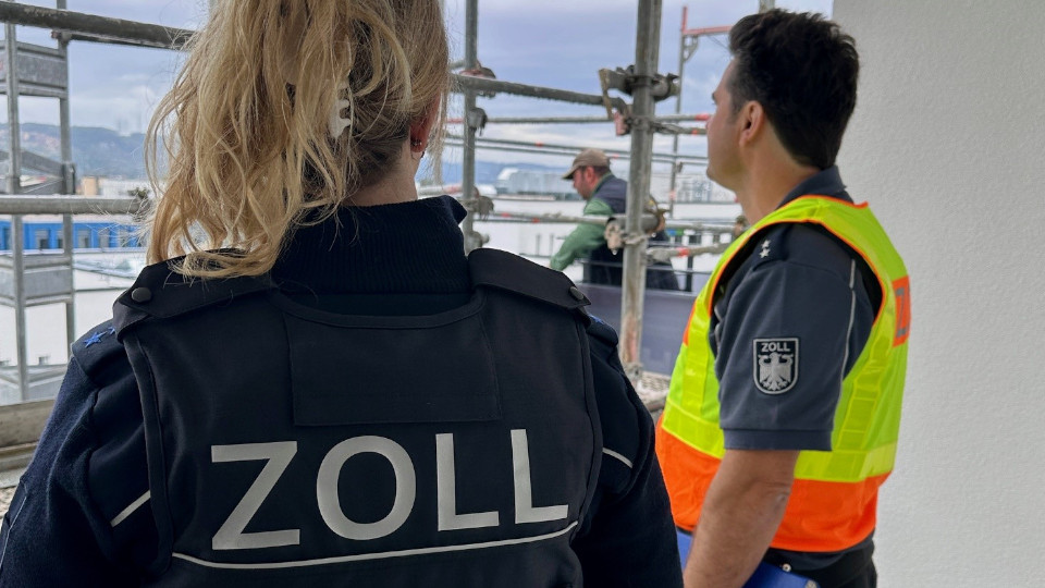 Zöllner im Einsatz bei der Baustellenkontrolle