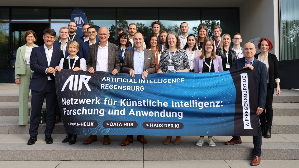 Gruppenfoto mit den Organisatoren und Referenten der ersten Regensburger KI-Konferenz AIR.CON