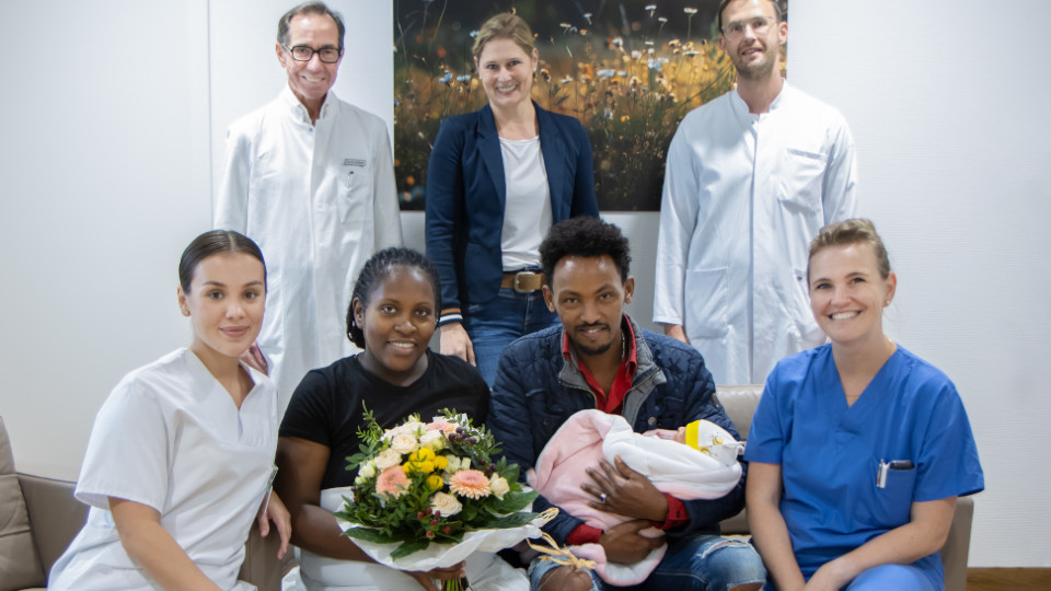 Überbrachten die Glückwünsche der gesamten Klinik: Prof. Dr. Olaf Ortmann, Prof. Dr. Sylvia Pemmerl, Kreißsaal-Oberarzt Maximilian Voigt, Dafina Sejdiu, stellvertretende Leitung der Station 3, sowie Hebamme Julia Weindler