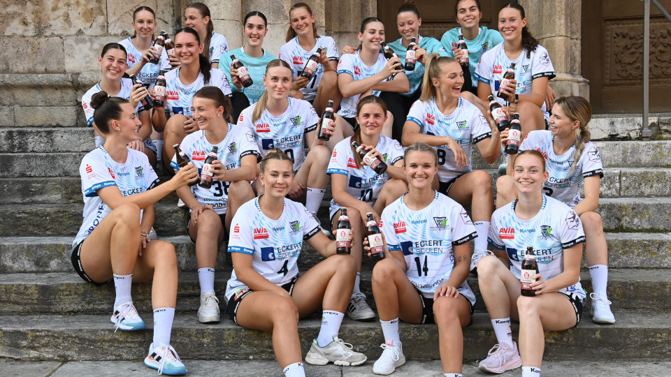 Handballerinnen mit einem Bier in der Hand