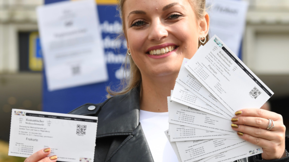 Frau hat Freikarten in der Hand