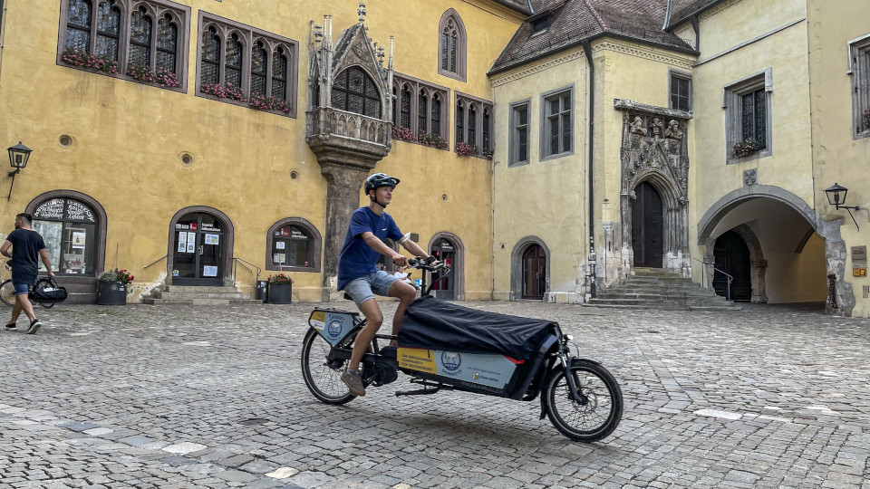 Junge auf einem Lastenrad