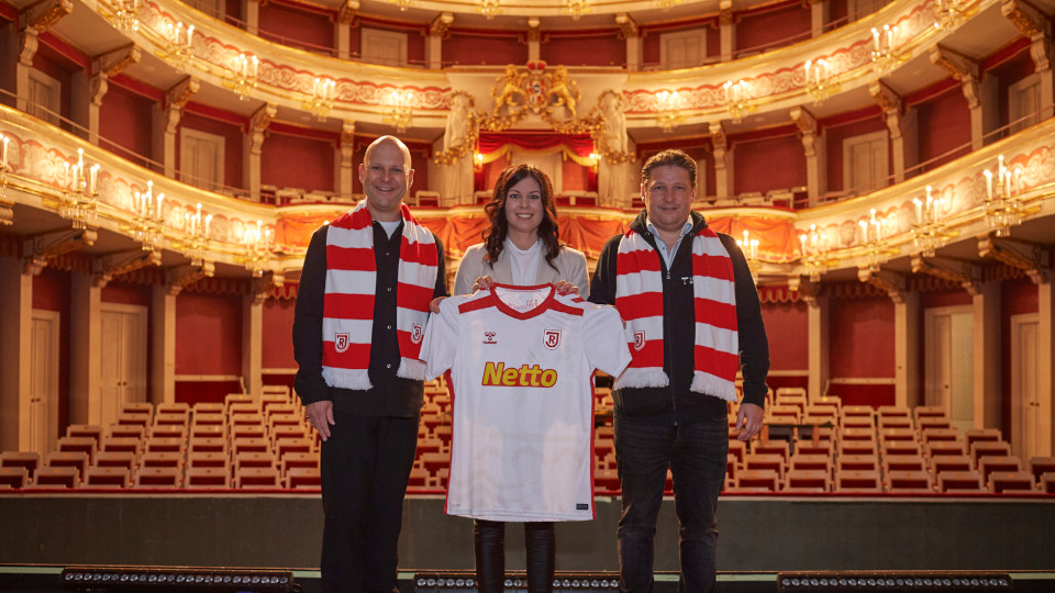 SSV Jahn Trikot im Theater