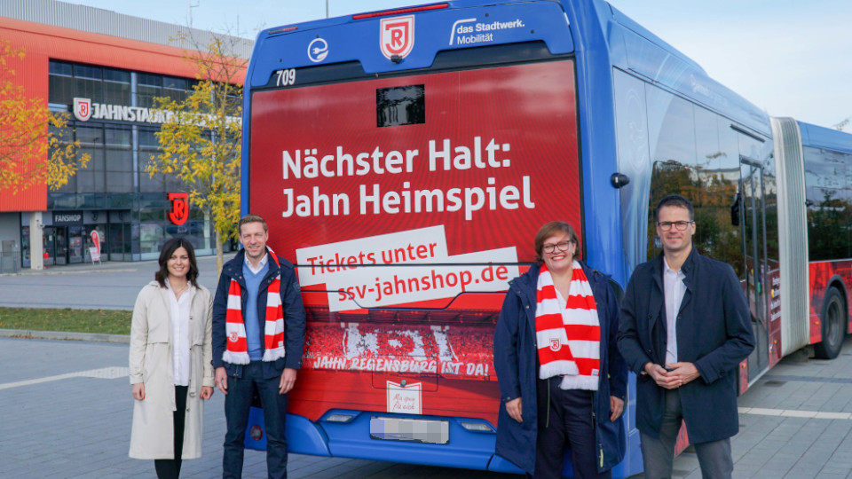 Elektrobus mit dem SSV Jahn Branding