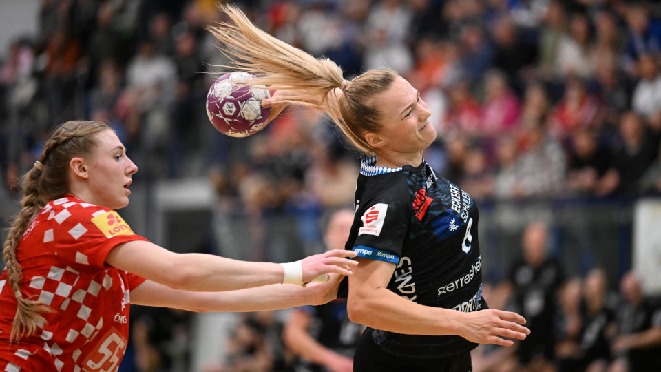 Handballspielerin wirft den Ball