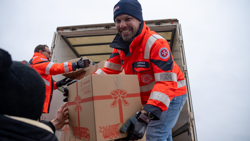 Mann hält ein Paket