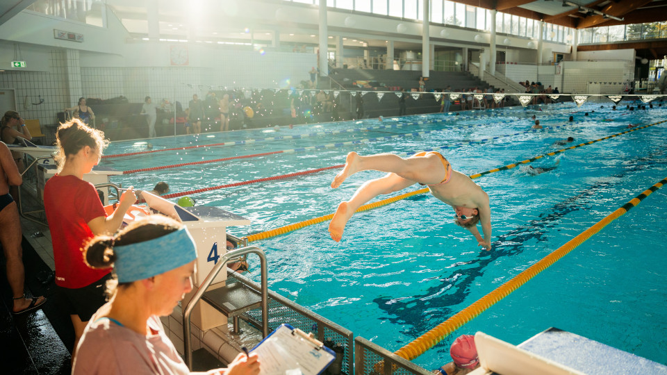 Junge springt in das Wasser