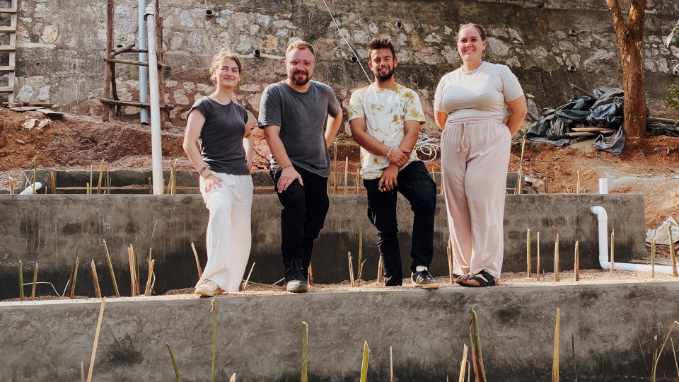 Gruppenfoto der vier Studierenden in Uganda