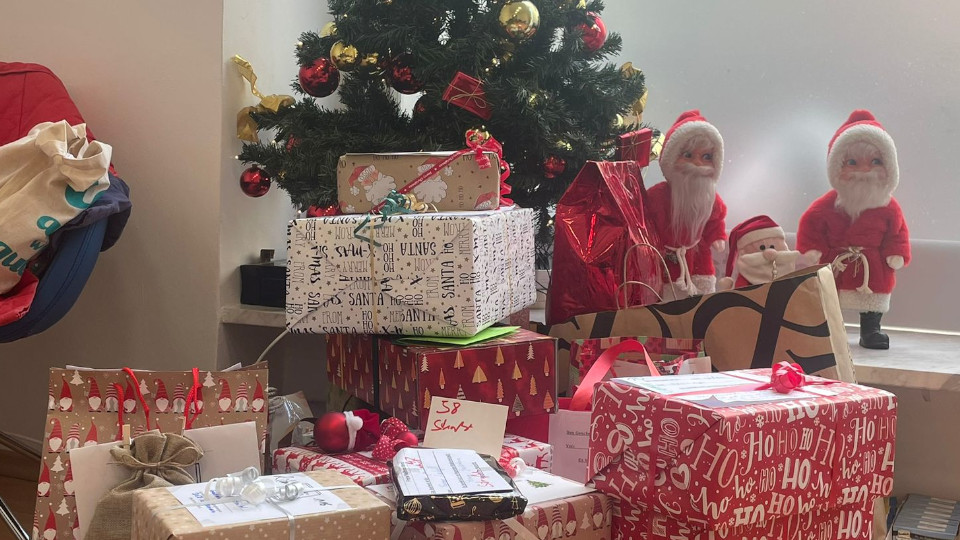 Geschenke unter einem Weihanchtsbaum