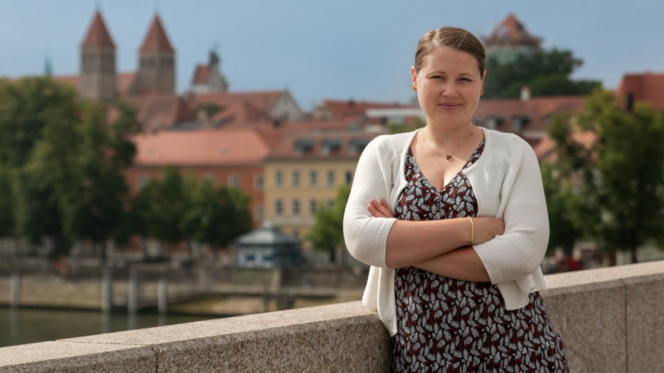 Dr. Carolin Wagner bei der Steinernen Brücke