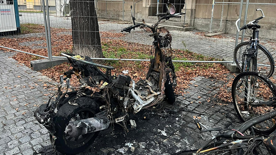 brennender motorroller vor der theresienkirche ermittlungen wegen brandlegung laufen 960x540 2