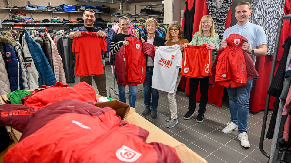 Christoph Scholler, Manager Sponsoring und CSR SSV Jahn, Brigitte Weißmann, Leiterin des Referats ASB, ehrenamtliche Caritasmitarbeiterin sowie Maximilian Viehmann, Praktikant SSV Jahn.