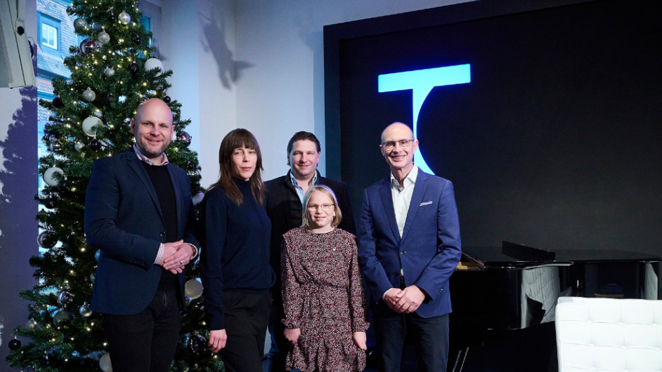 Intendant Sebastian Ritschel, die Leiterin des Jungen Theaters Oda Zuschneid, der kaufmännische Direktor Dr. Matthias Schloderer, Malea Wolter und Dr. Egon Leo Westphal, Vorstandsvorsitzender Bayernwerk AG.