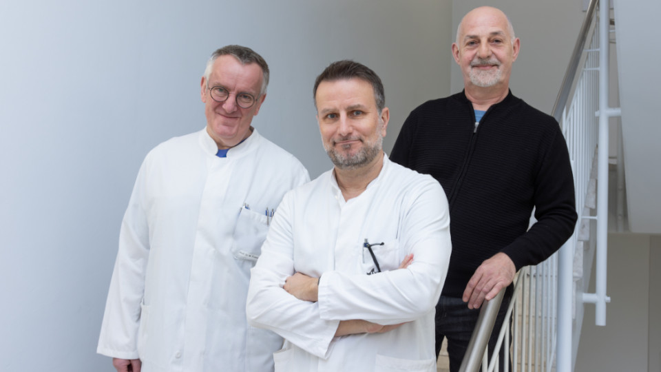 Prof. Martin Proescholdt, Prof. Nils Ole Schmidt und Dr. Rupert Faltermeier (v.li.) konnten einen Meilenstein bei der Behandlung neurochirurgischer Intensivpatienten erreichen.