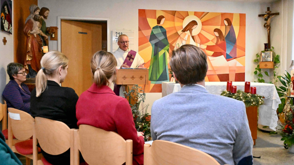 Caritasdirektor Michael Weißmann sprach in seiner kurzen Andacht in der Klinik-Kapelle über das Licht, das durch Mitarbeitenden für die Patientinnen und Patienten tagtäglich sichtbar wird 