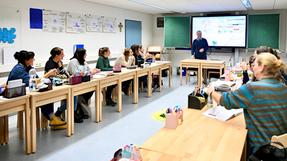 Die Lehrveranstaltungen für die Teilzeitausbildung Erzieher/in finden zwei Mal pro Woche abends und ca. einmal im Monat samstags statt