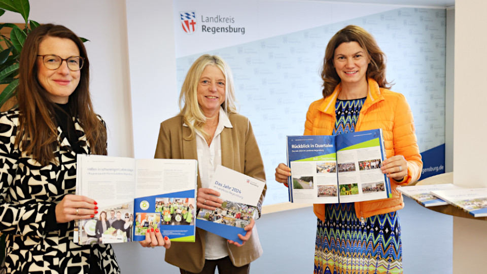 Landrätin Tanja Schweiger (rechts) Pressesprecherin Claudine Tauscher (links) und Beate Geier vom Sachgebiet für Presse und Öffentlichkeitsarbeit präsentieren den Jahresrückblick 2024. Auf über 100 Seiten zeigt er einen Querschnitt des gesellschaftlichen, wirtschaftlichen und politischen Lebens im abgelaufenen Jahr