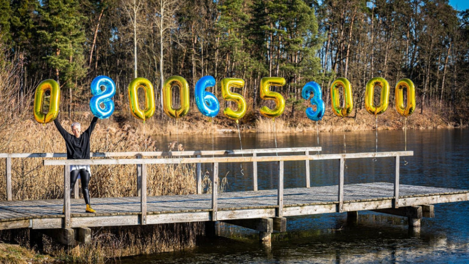 Die Nummer des Krisendienstes ist mit Luftballons an einen Steg angehängt