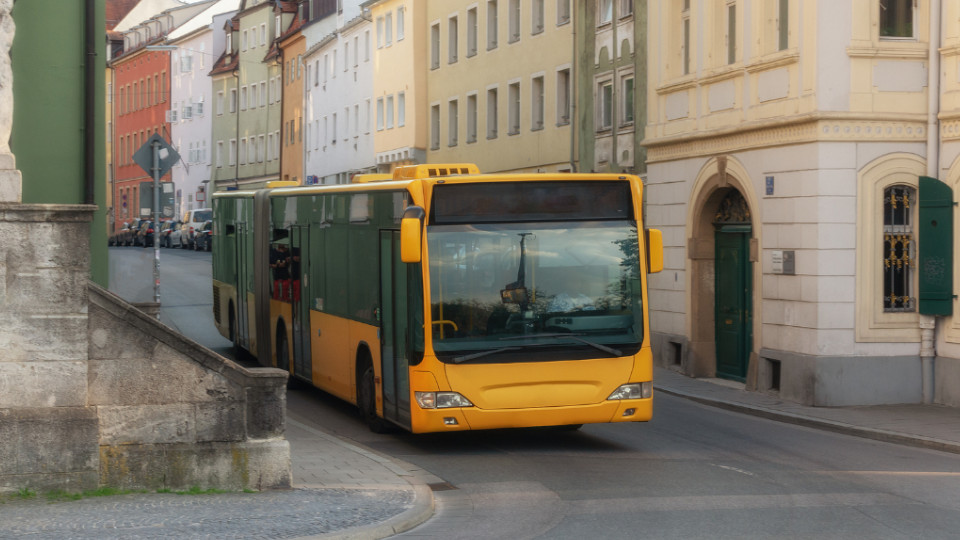 Gelber Bus in Regensburg