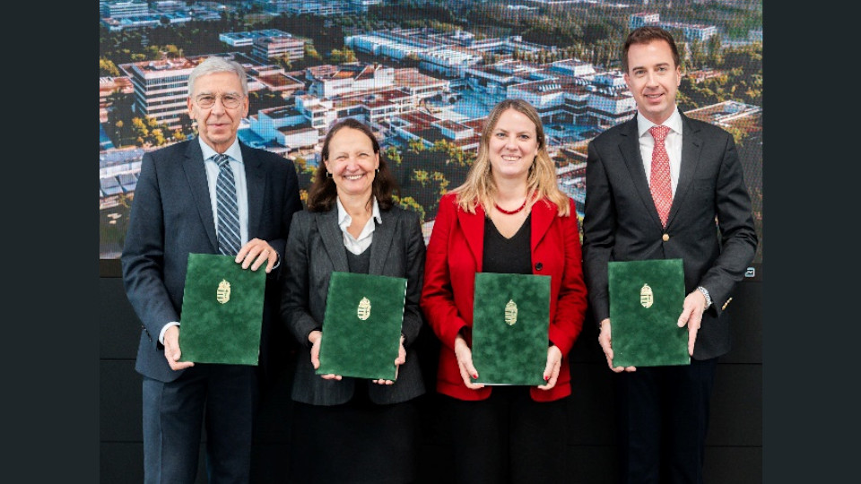 Universitätspräsident Prof. Dr. Udo Hebel (li.) zusammen mit den beiden Dekaninnen der beteiligten Fakultäten, Prof.in Dr. Maria Selig (Fakultät für Sprache-, Literatur- und Kulturwissenschaften) und Prof.in Dr. Jenny Rahel Oesterle-El Nabbout (Fakultät für Philosophie, Kunst-, Geschichts- und Gesellschaftswissenschaften) sowie Generalkonsul Gábor Tordai-Lejkó