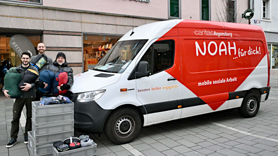 Bepackt und reich beschenkt mit gebrauchten Schlafsäcken für die Wohnungs- und Obdachlosenhilfe bedankt sich Caritas Fachreferent Christian Hierold (rechts) bei Florian Ellwanger (links) und Hannes Krieger von Globetrotter