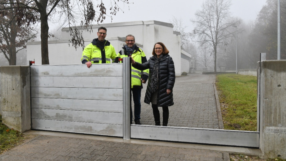 REWAG-Vorstandsvorsitzender Dr. Robert Greb,  Oberbürgermeisterin Gerturd Maltz-Schwarzfischer und Peter Ach, REWAG an der Hochwasserschutzmauer in der Wassergewinnungsanlage Oberer Wöhrd.