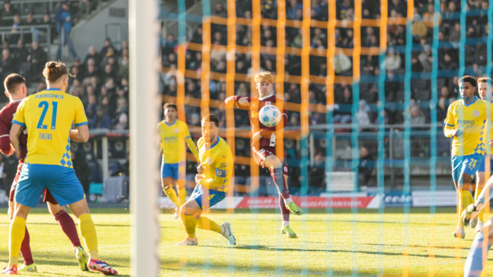 Fußballspieler schießt den Ball