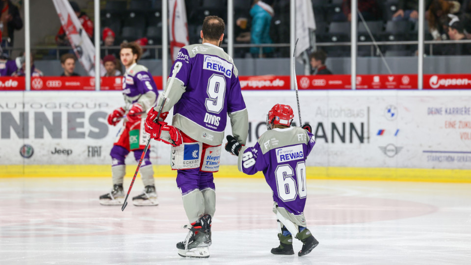 Eishockey Spieler und Kind auf dem Eis