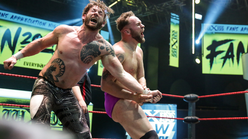 Männer stehen im Wrestling-Ring