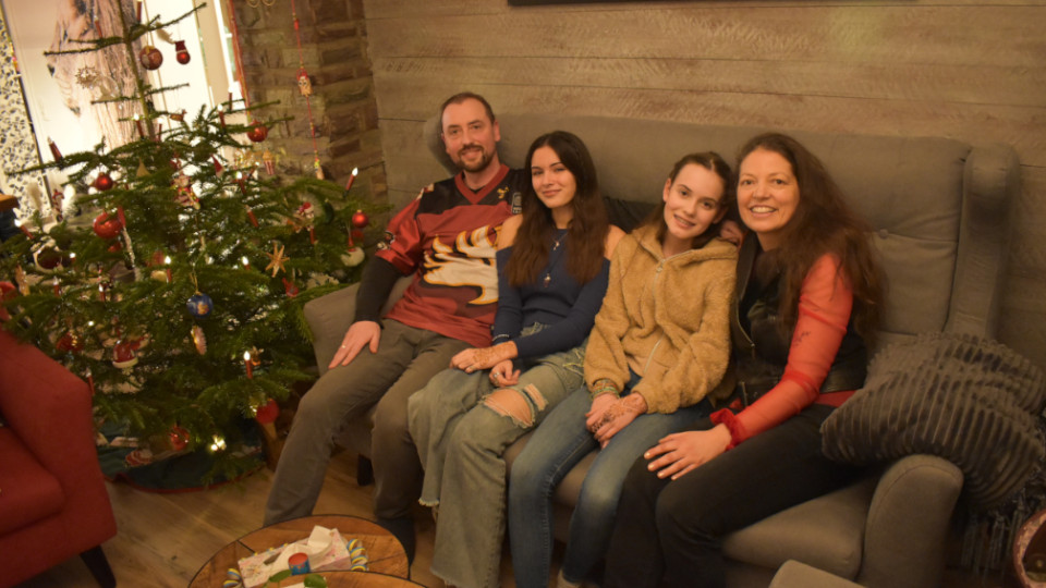 Gastfamilie sitzt auf der Couch