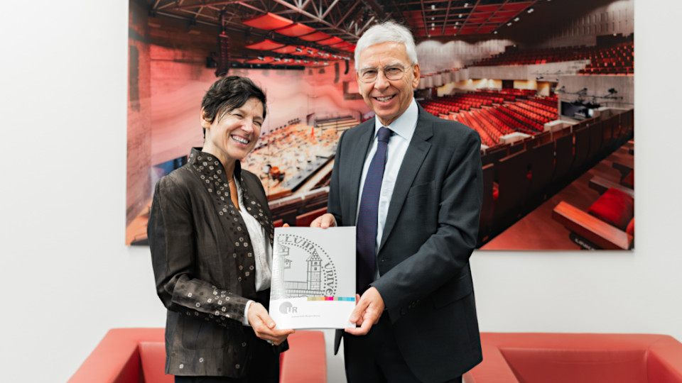 Professorin Dr. Julie Casteigt und Universitätspräsident Professor Dr. Udo Hebel.