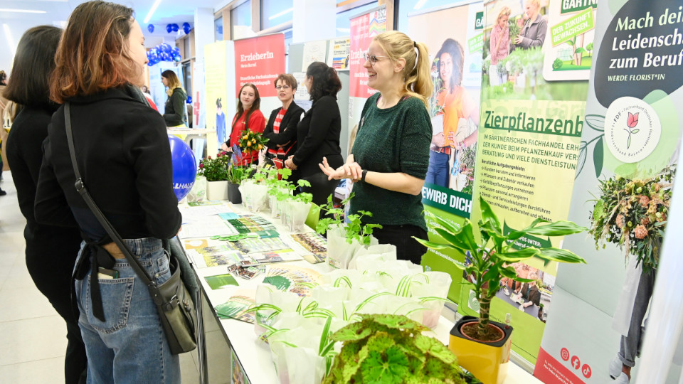 Schülerinnen stehen an einem Infostand