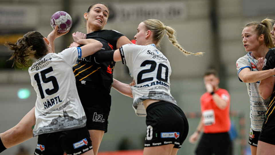 Handballspielerin wirft den Ball