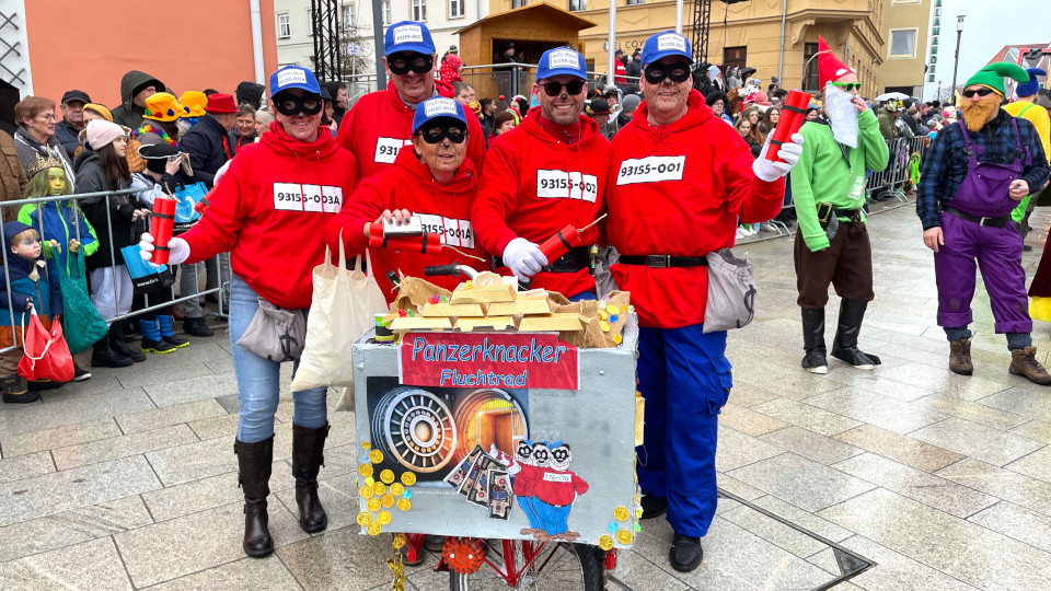 Hemauer-Faschingszug-steht-in-den-Startl-chern