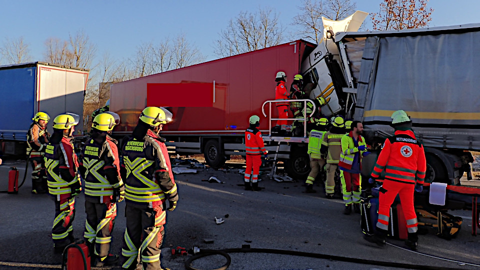 LKW-Unfall-auf-der-A3-Aufwendige-Rettung-der-eingeklemmten-Personen