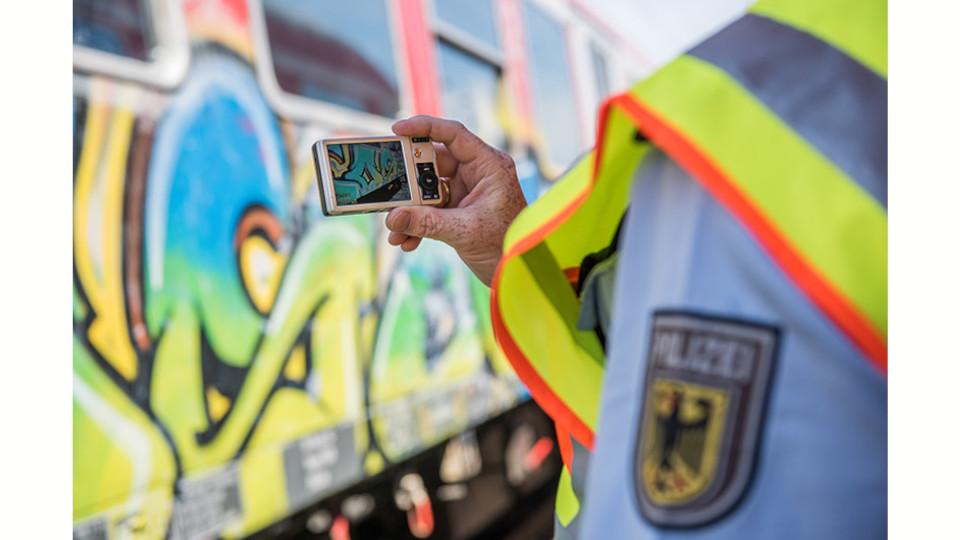 Graffiti-Sprayer-bespr-hen-abgestellten-Zug-in-Regensburg