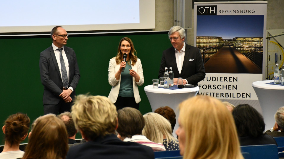 Ministerin Judith Gerlach, Prof. Dr. Joachim Grifka (rechts) und MdL Bernhard Seidenath (links) in der Diskussionsrunde.